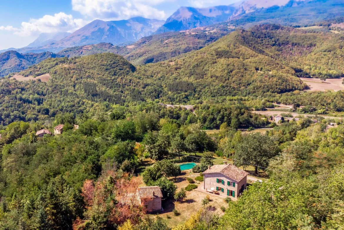 Excellent 6 Bed Stone Villa & Cottage for Sale In Amandola Italy
