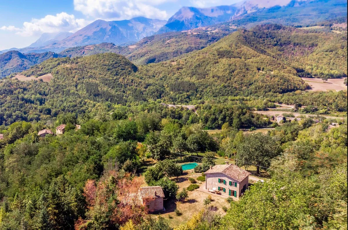Excellent 6 Bed Stone Villa & Cottage for Sale In Amandola Italy