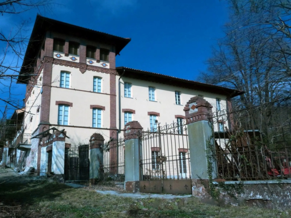 Excellent 12 Bed Villa For Sale in Rivalba Turin Italy