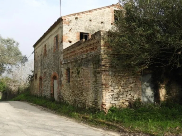Excellent 3 Bed Farmhouse for Renovation for Sale In Campofilone Fermo Marche Italy