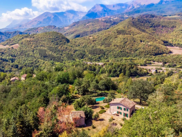 Excellent 6 Bed Stone Villa & Cottage for Sale In Amandola Italy