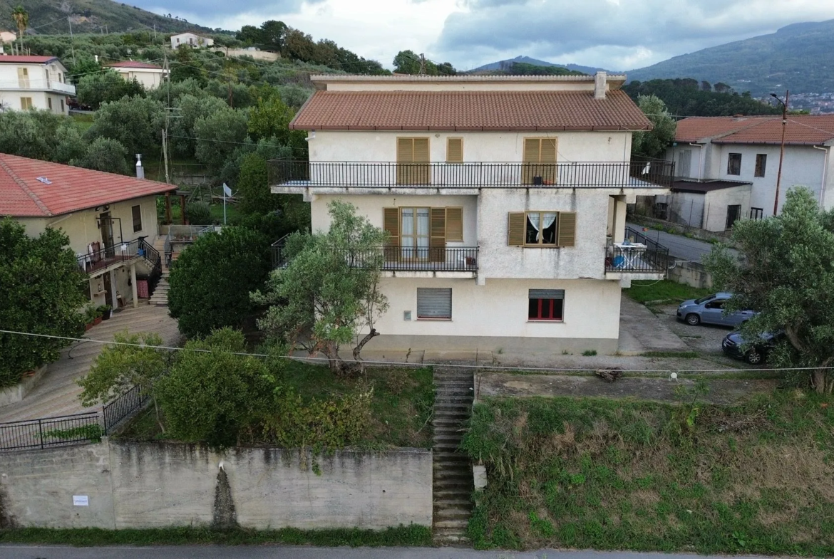 Commerical property with apartment for Sale In Cleto Calabria Italy