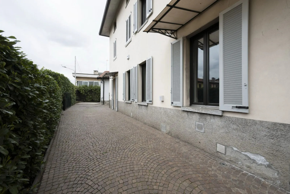 Excellent 4 Bed House for Sale In Fino Mornasco Lake Como Italy