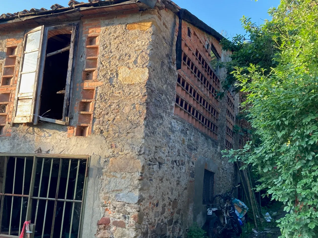 4 Bed House For Renovation for Sale In Capannori Lucca Italy