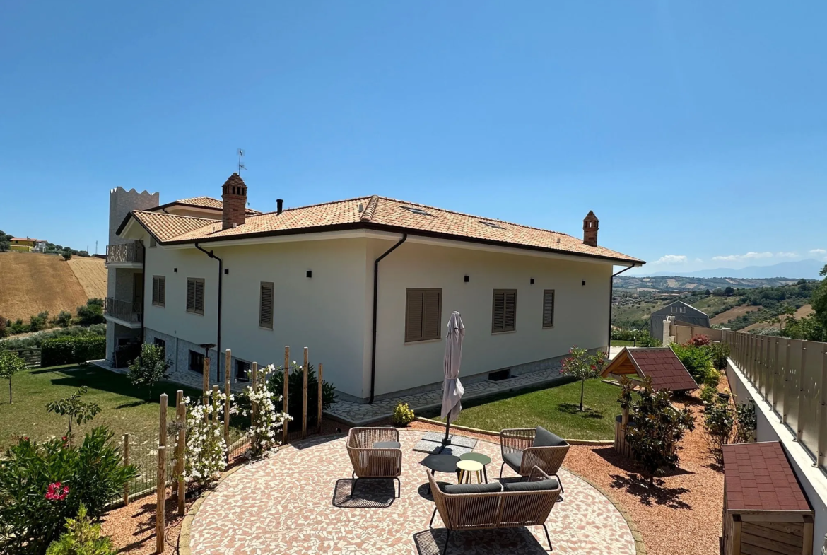 Luxury 5 Bed Villa for Sale In Tortoreto Italy