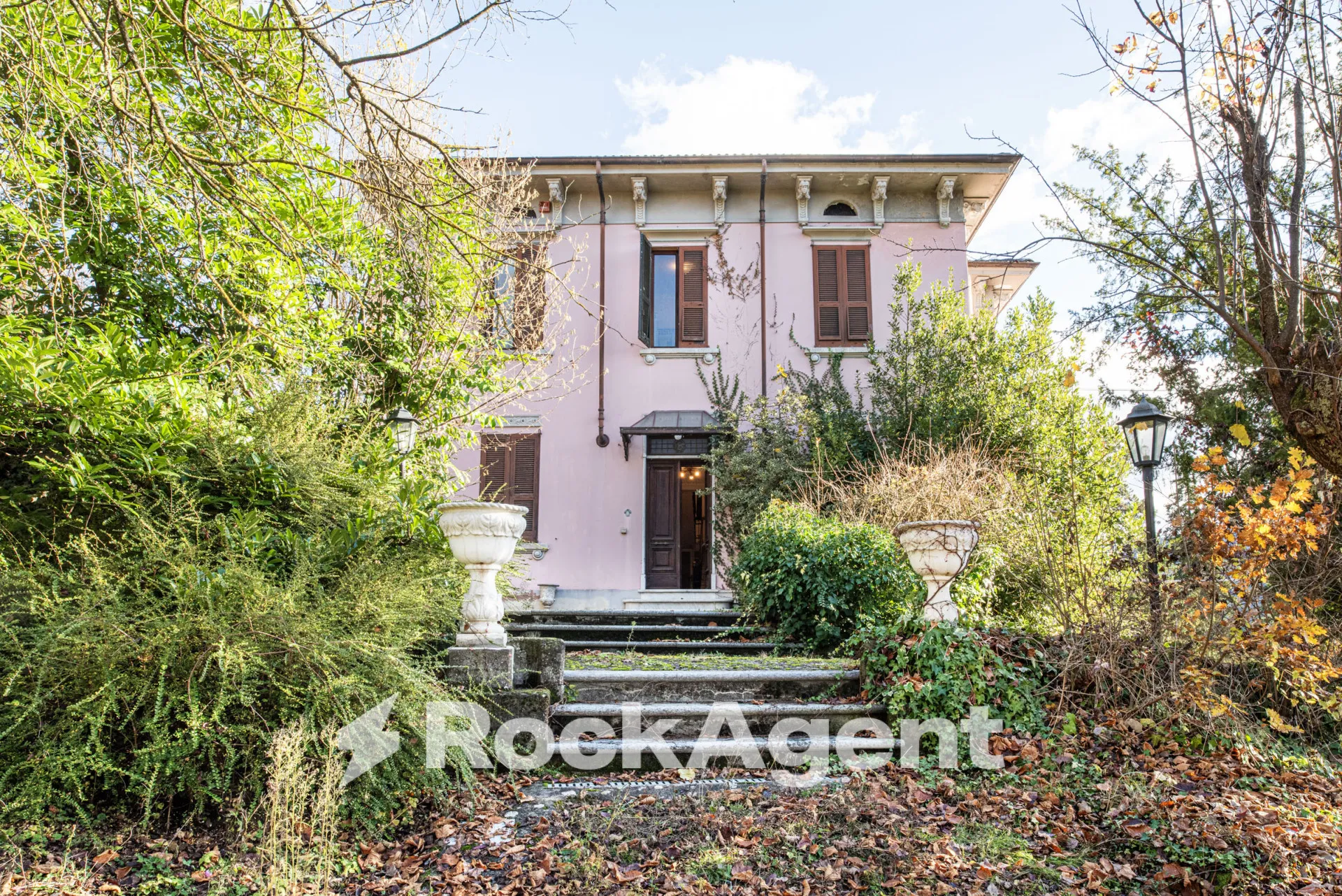 Luxury 6 Bed Villa for Sale In Varzi Italy
