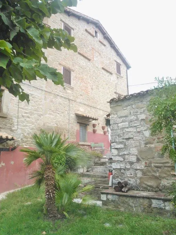 Excellent 5 Bed Country House For Sale In Roccafluvione Italy