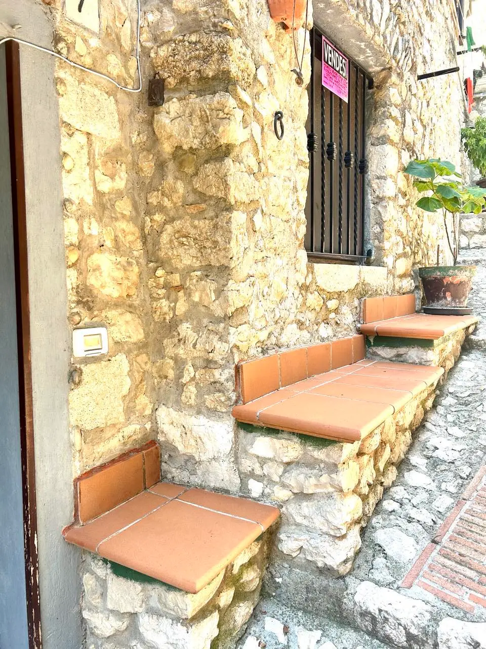 House Containing 2 Apartments for sale in Veroli Lazio Italy