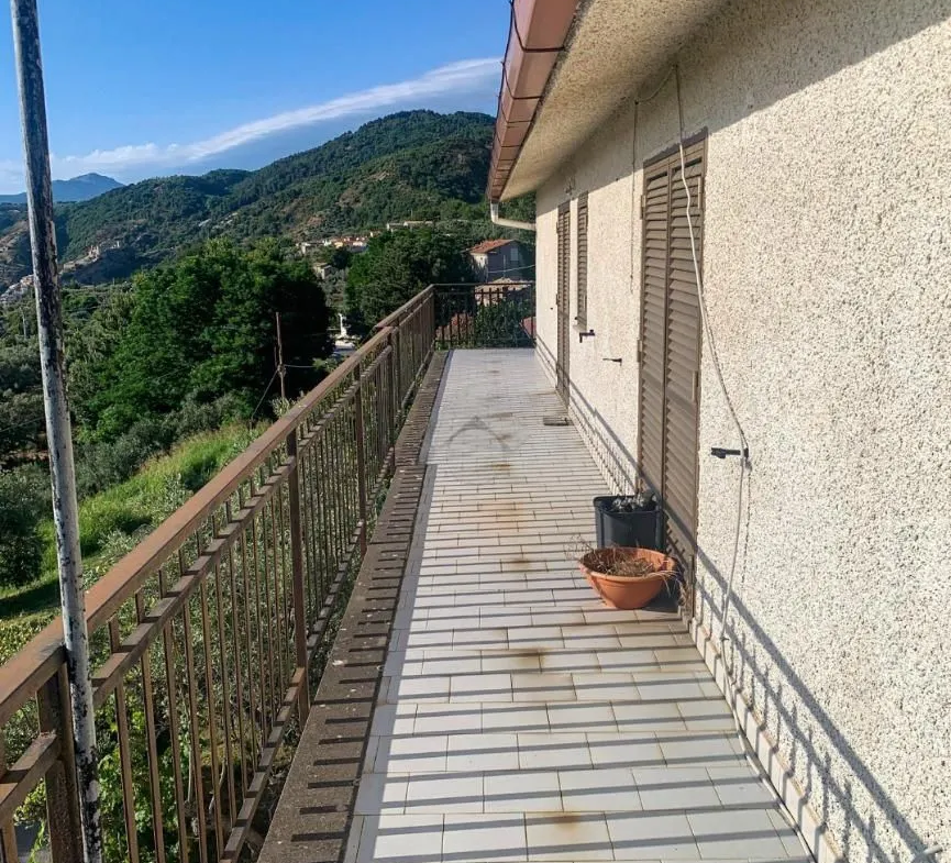 Commerical property with apartment for Sale In Cleto Calabria Italy