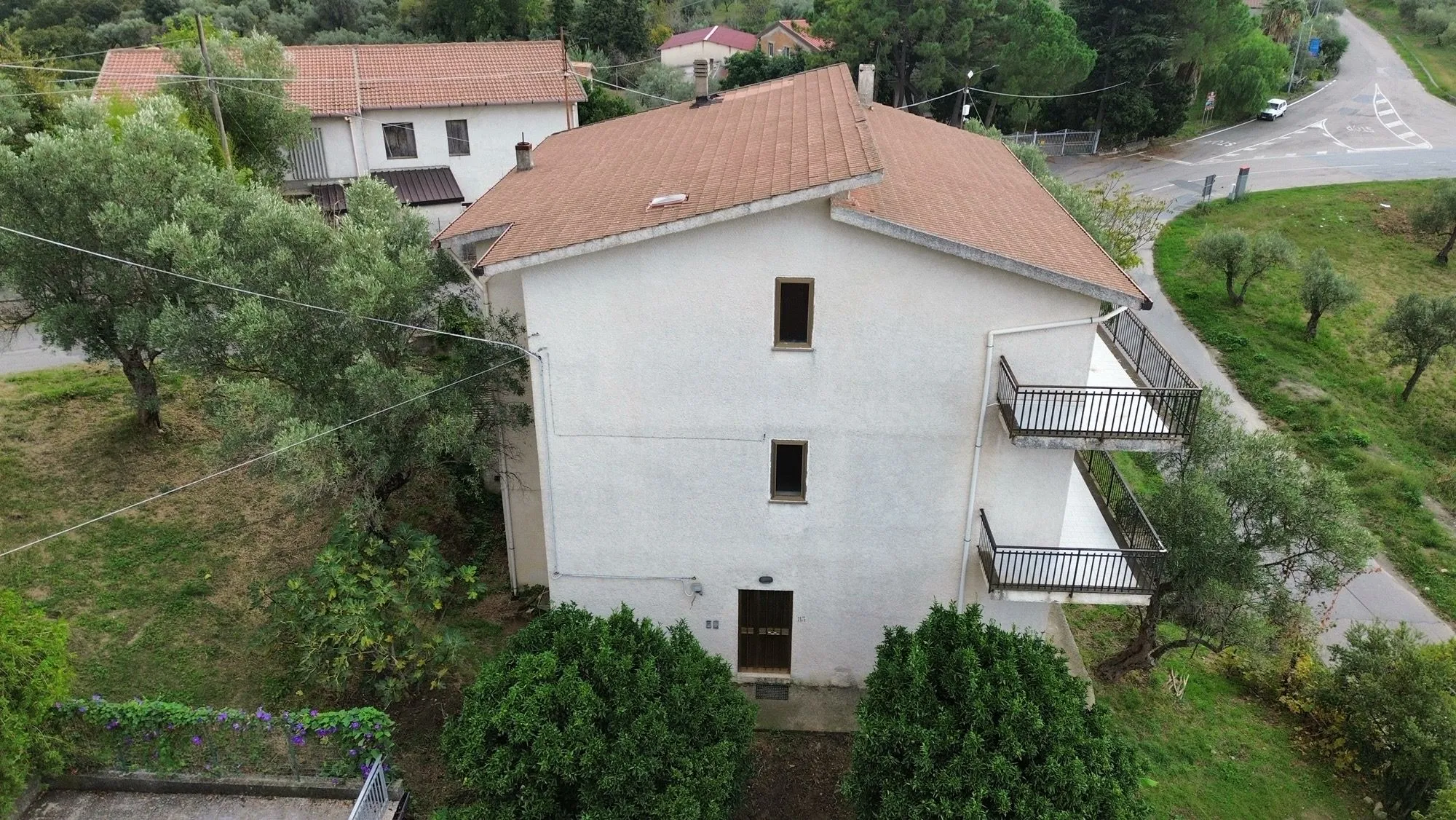 Commerical property with apartment for Sale In Cleto Calabria Italy