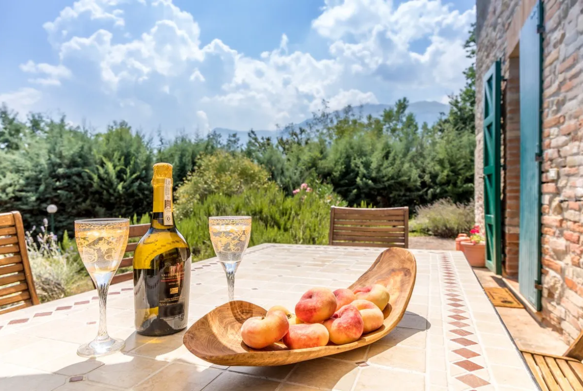 Excellent 6 Bed Stone Villa & Cottage for Sale In Amandola Italy