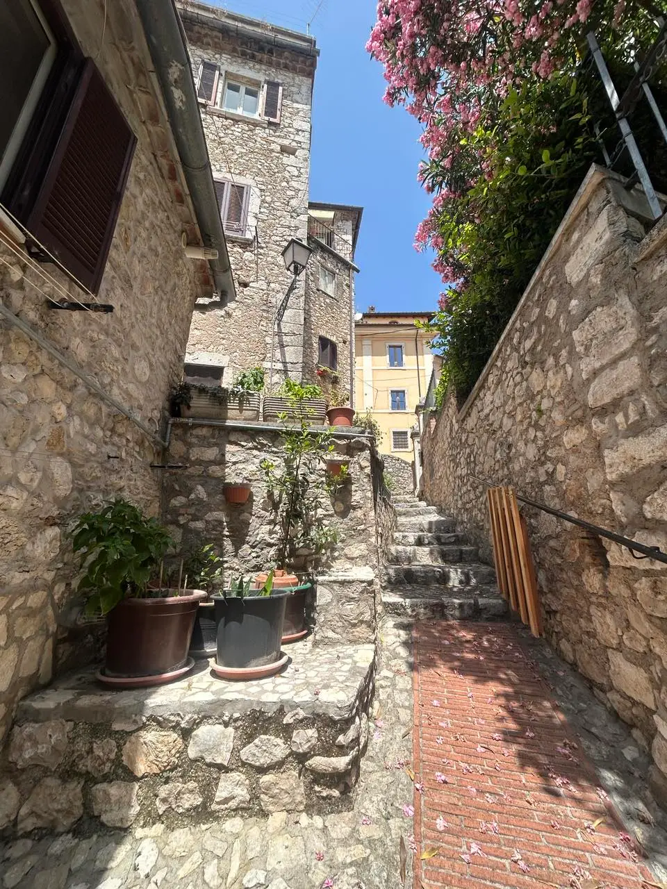 House Containing 2 Apartments for sale in Veroli Lazio Italy