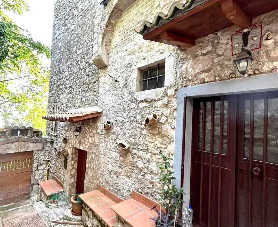 House Containing 2 Apartments for sale in Veroli Lazio Italy