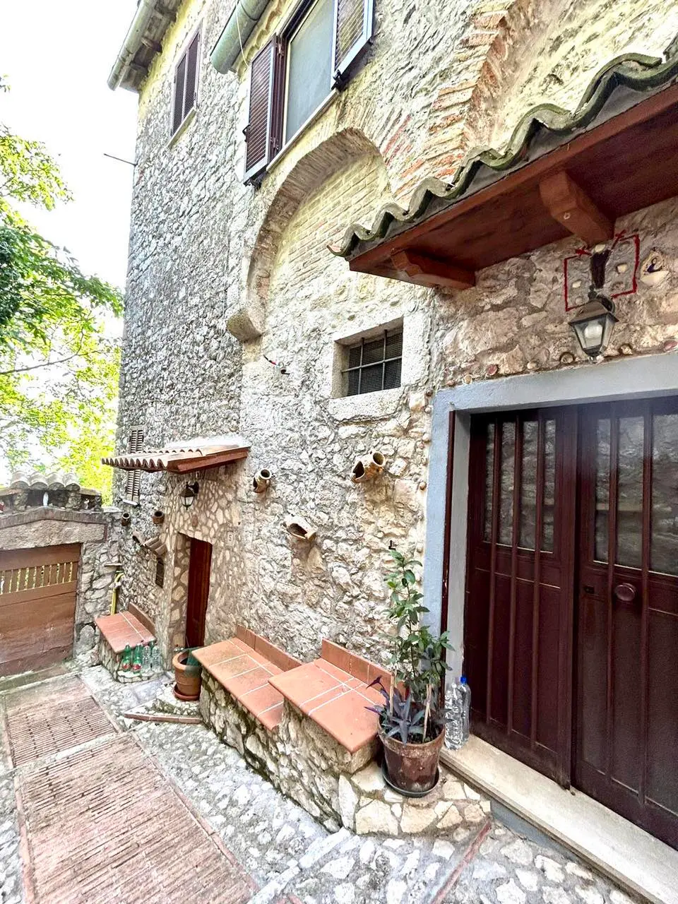 House Containing 2 Apartments for sale in Veroli Lazio Italy