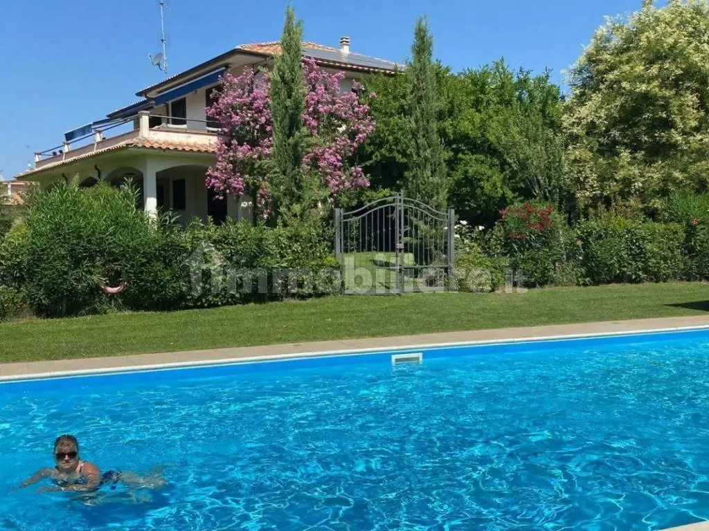 Luxury 6 Bed Villa For Sale in San Lorenzo Nuovo Italy