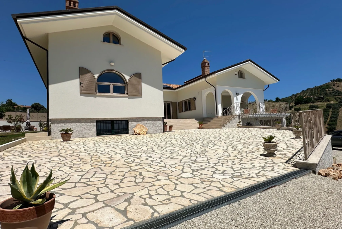 Luxury 5 Bed Villa for Sale In Tortoreto Italy