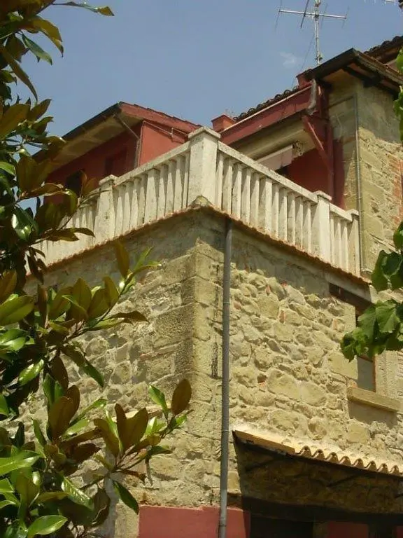 Excellent 5 Bed Country House For Sale In Roccafluvione Italy