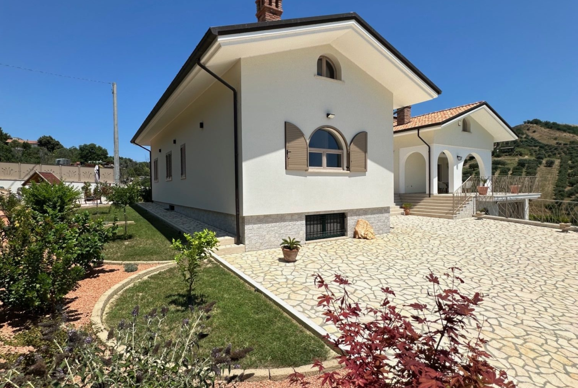Luxury 5 Bed Villa for Sale In Tortoreto Italy