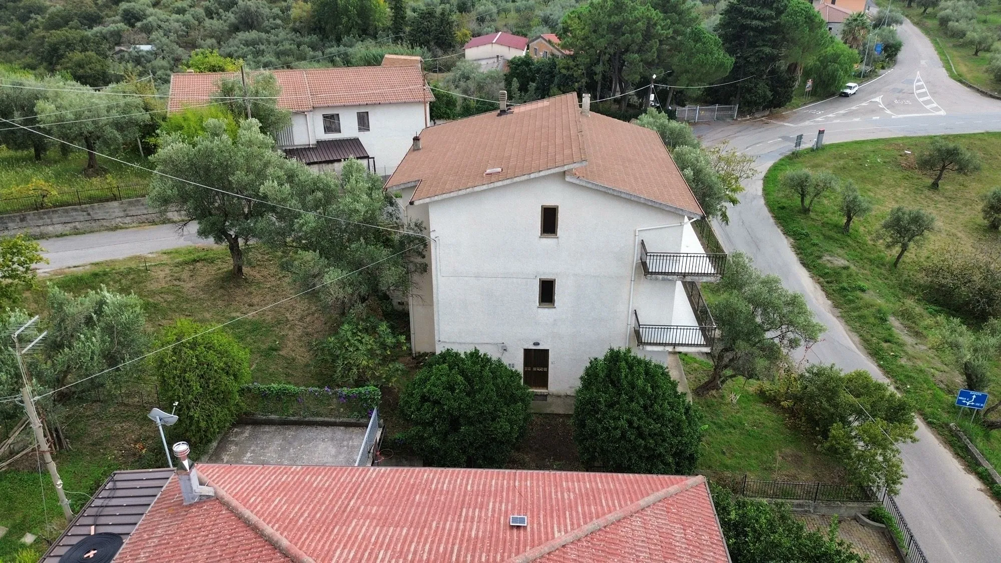 Commerical property with apartment for Sale In Cleto Calabria Italy