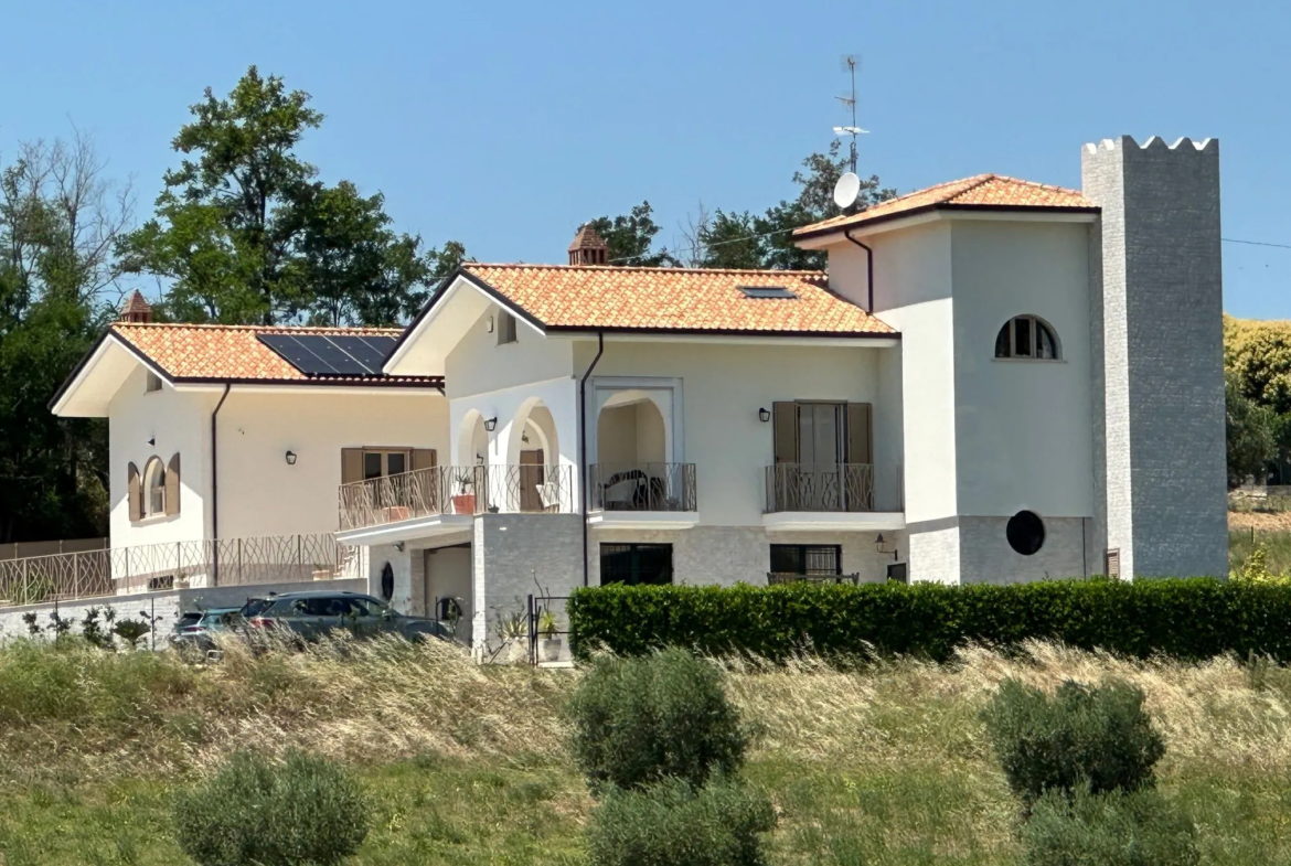 Luxury 5 Bed Villa for Sale In Tortoreto Italy