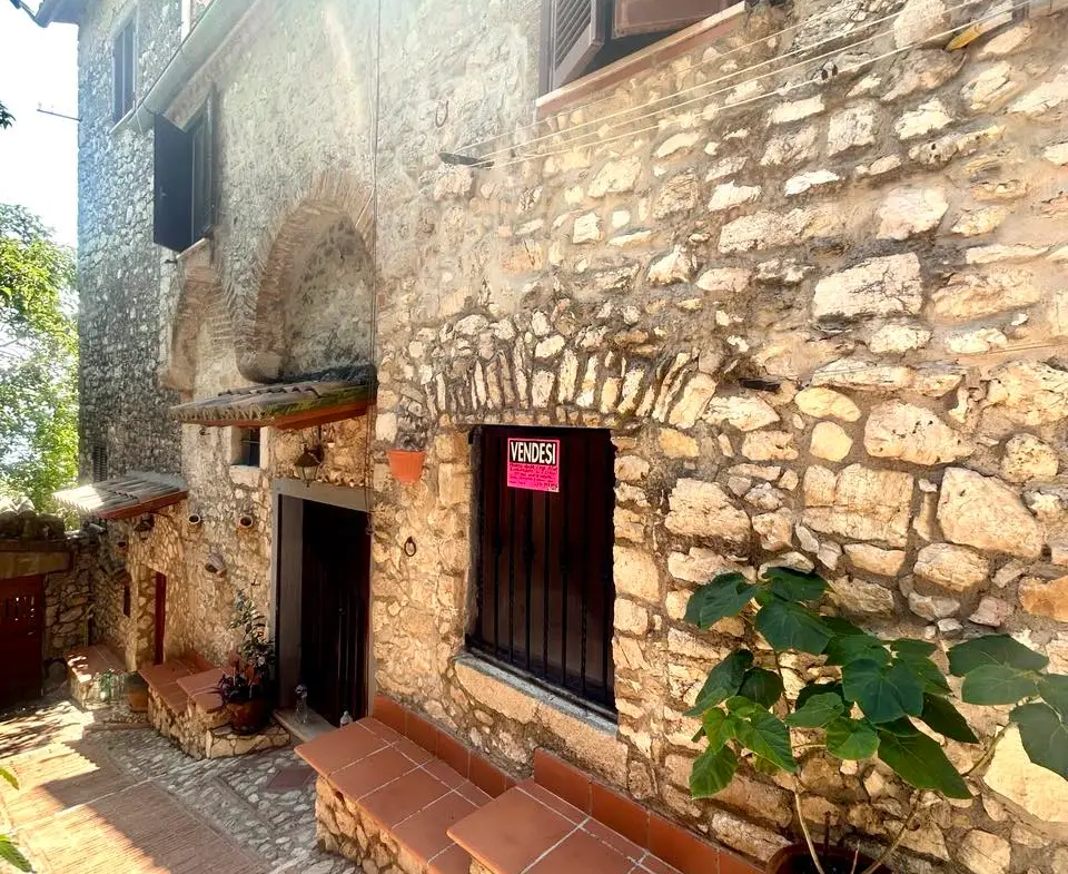House Containing 2 Apartments for sale in Veroli Lazio Italy
