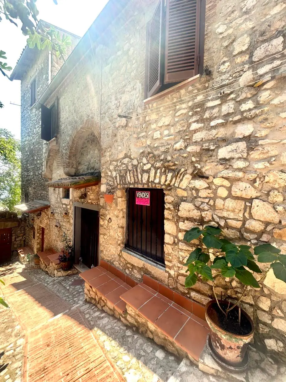 House Containing 2 Apartments for sale in Veroli Lazio Italy