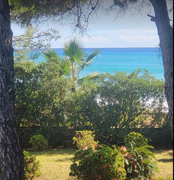 Luxury 5 bed Sea Front Villa for sale in SIMERI CRICHI Calabria Italy
