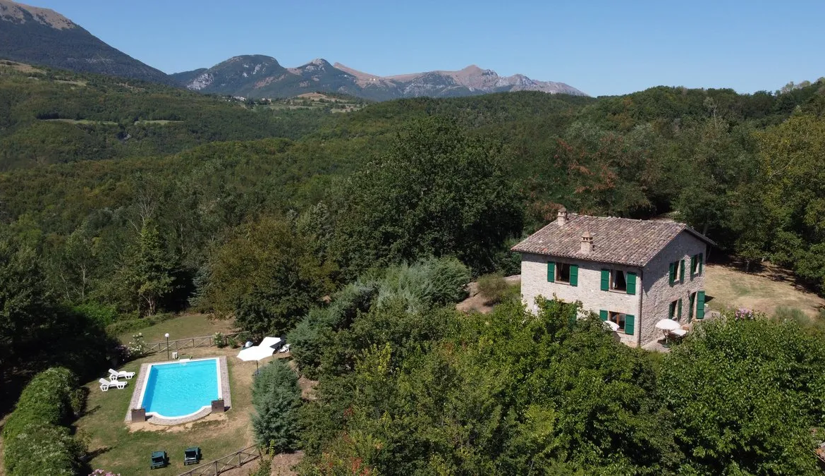 Excellent 6 Bed Stone Villa & Cottage for Sale In Amandola Italy
