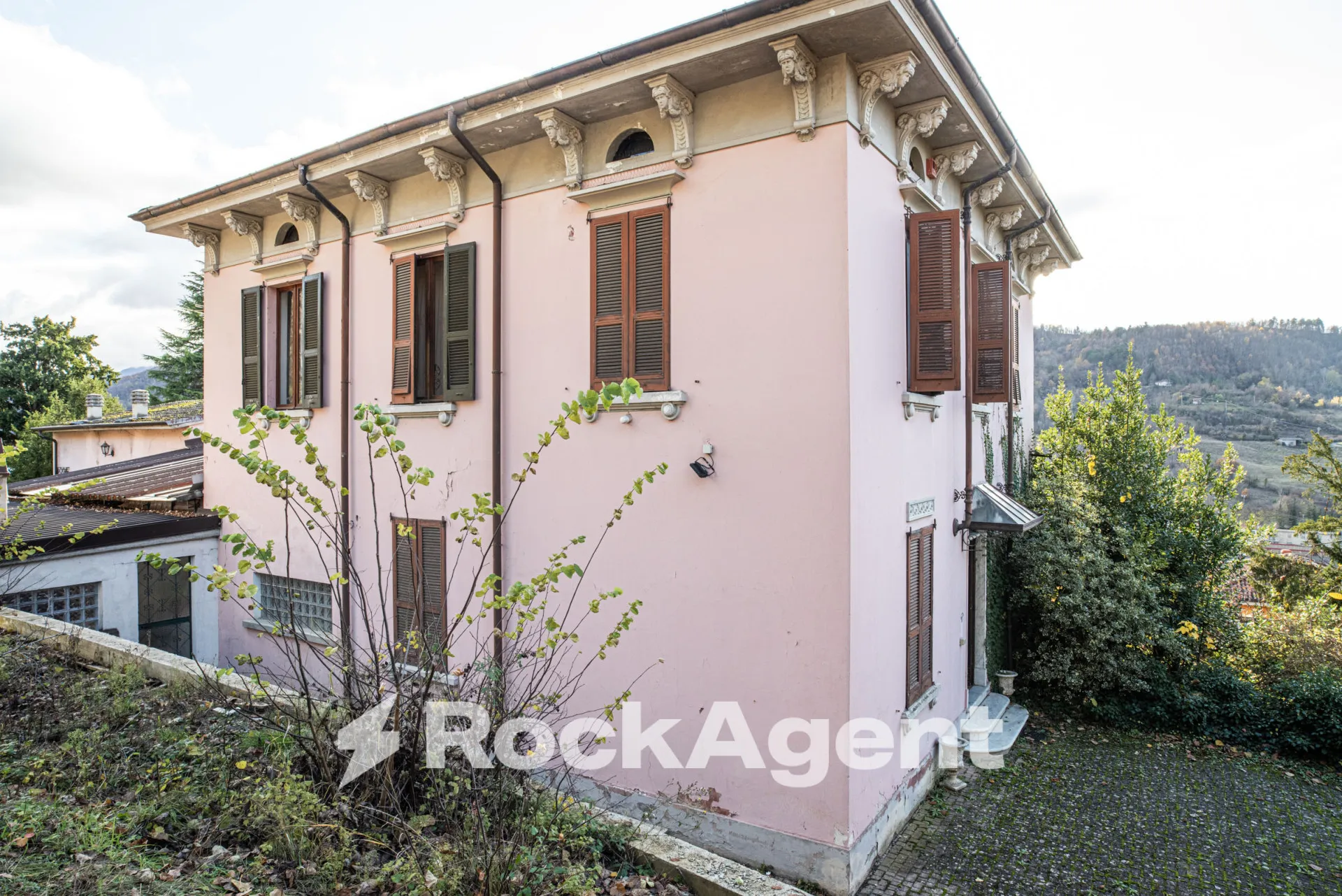 Luxury 6 Bed Villa for Sale In Varzi Italy