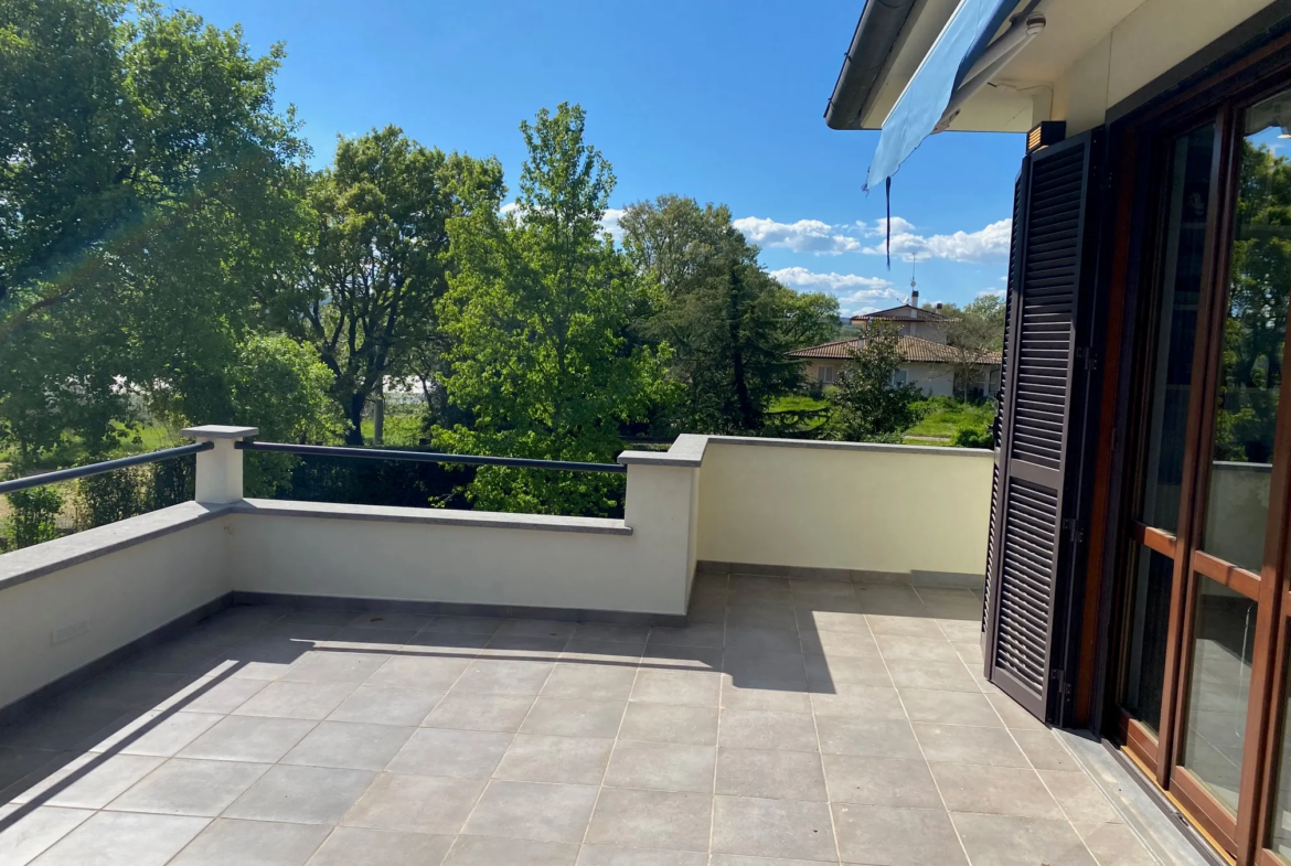 Luxury 6 Bed Villa For Sale in San Lorenzo Nuovo Italy