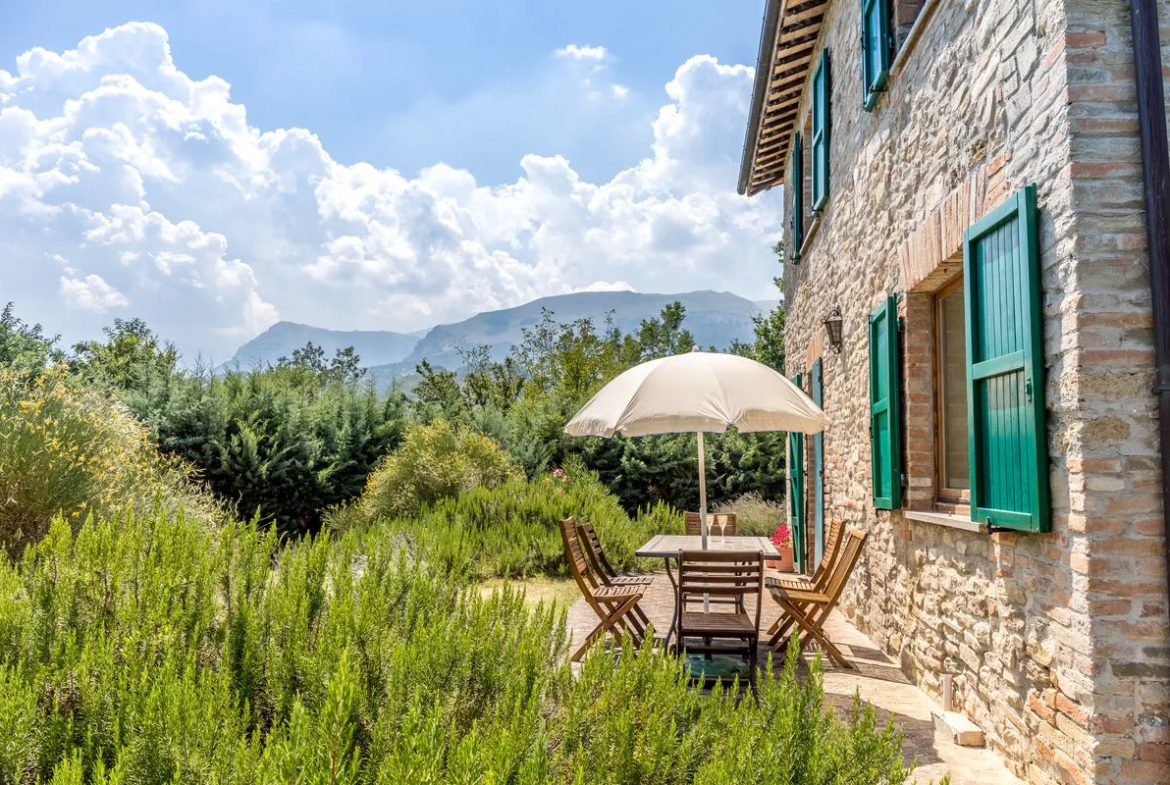 Excellent 6 Bed Stone Villa & Cottage for Sale In Amandola Italy