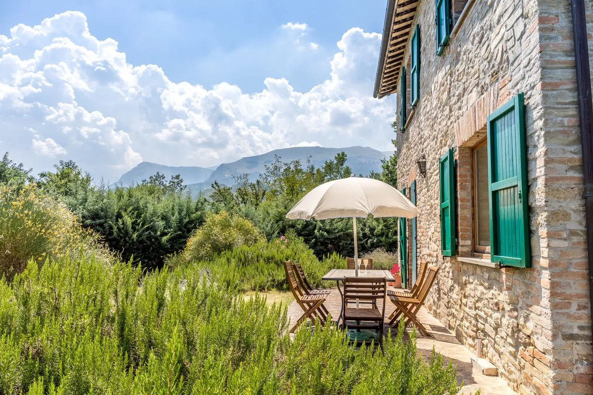 Excellent 6 Bed Stone Villa & Cottage for Sale In Amandola Italy