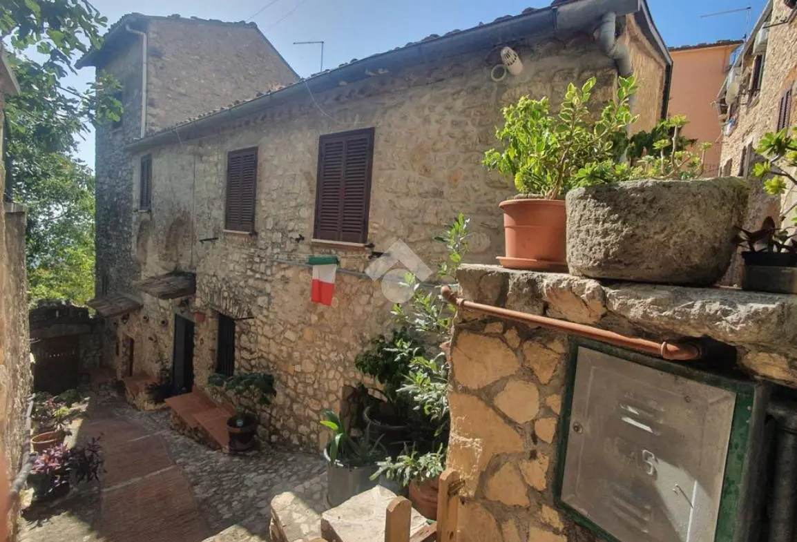 House Containing 2 Apartments for sale in Veroli Lazio Italy