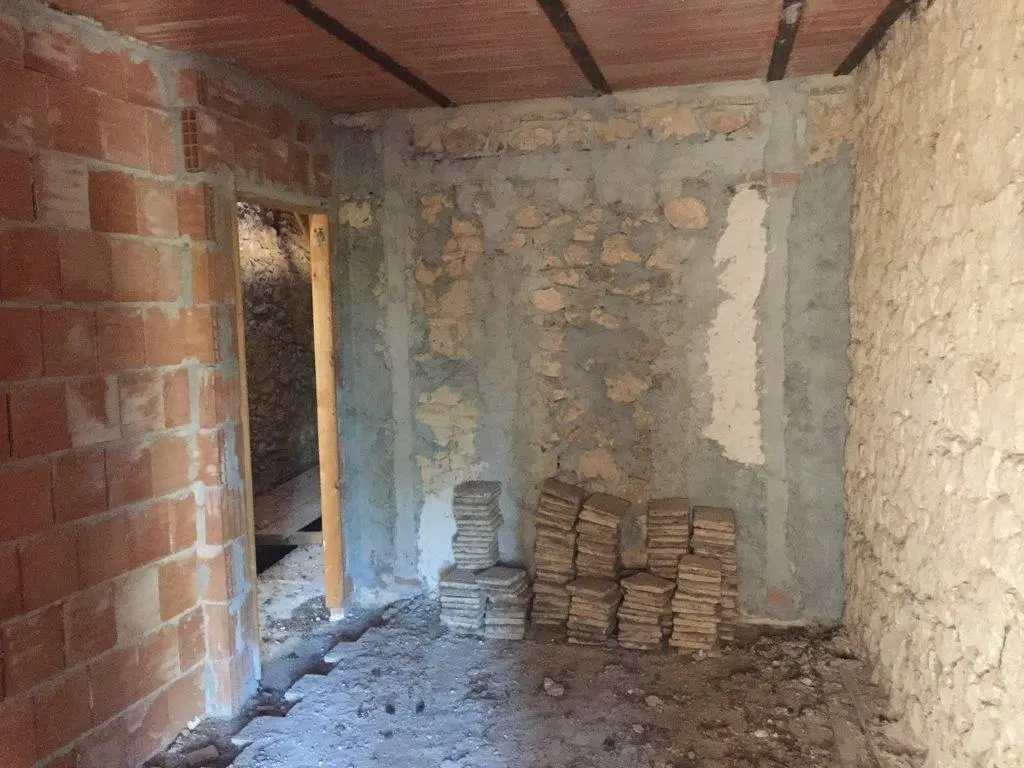 3 Bed Terraced house For Renovation For Sale In Vallespecara Italy