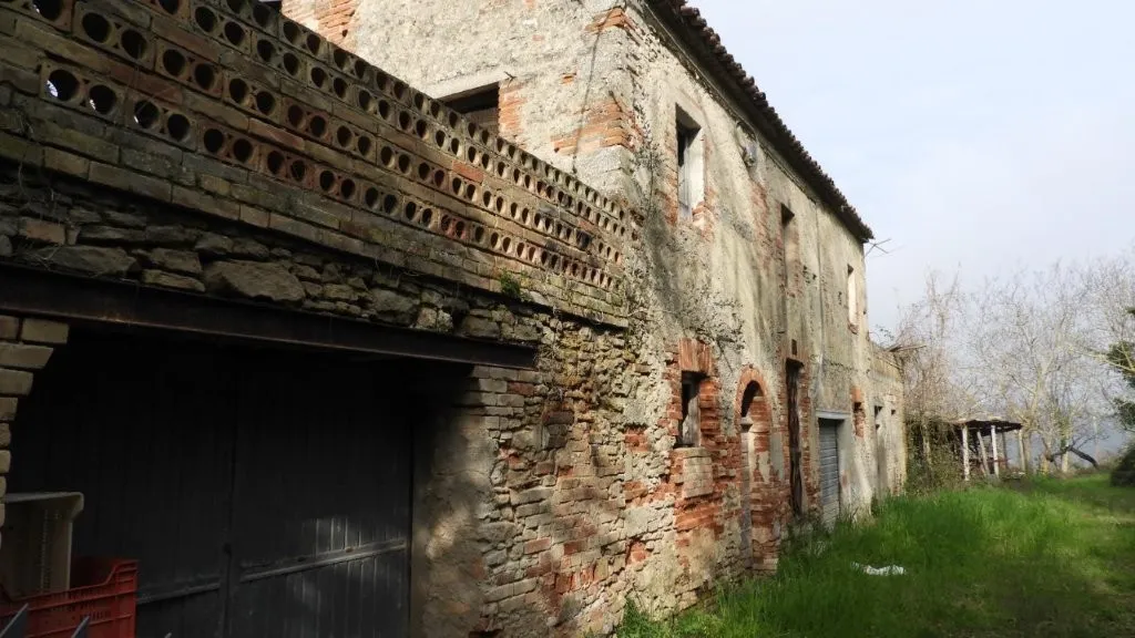 Excellent 3 Bed Farmhouse for Renovation for Sale In Campofilone Fermo Marche Italy