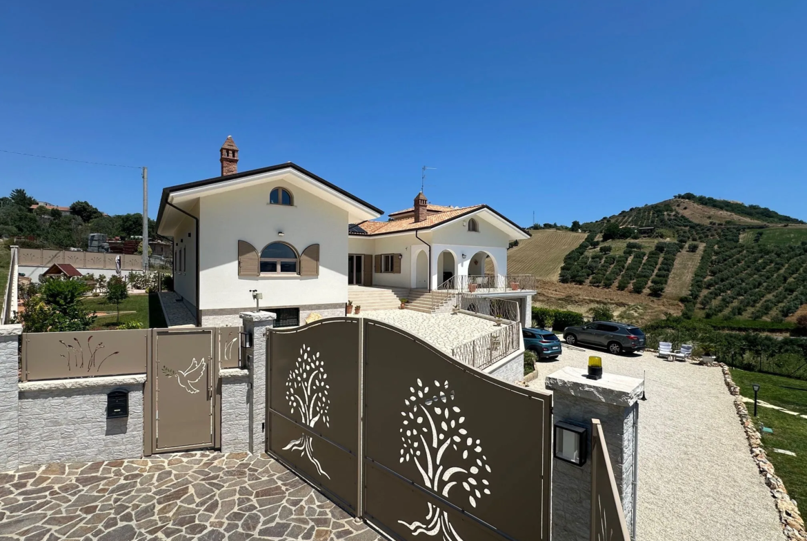 Luxury 5 Bed Villa for Sale In Tortoreto Italy