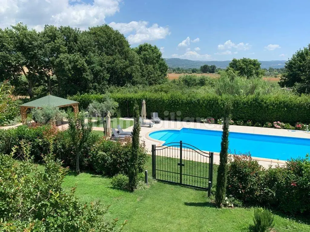Luxury 6 Bed Villa For Sale in San Lorenzo Nuovo Italy