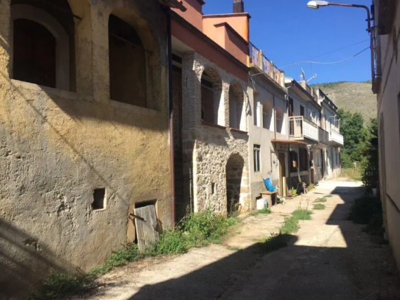 3 Bed Terraced house For Renovation For Sale In Vallespecara Italy