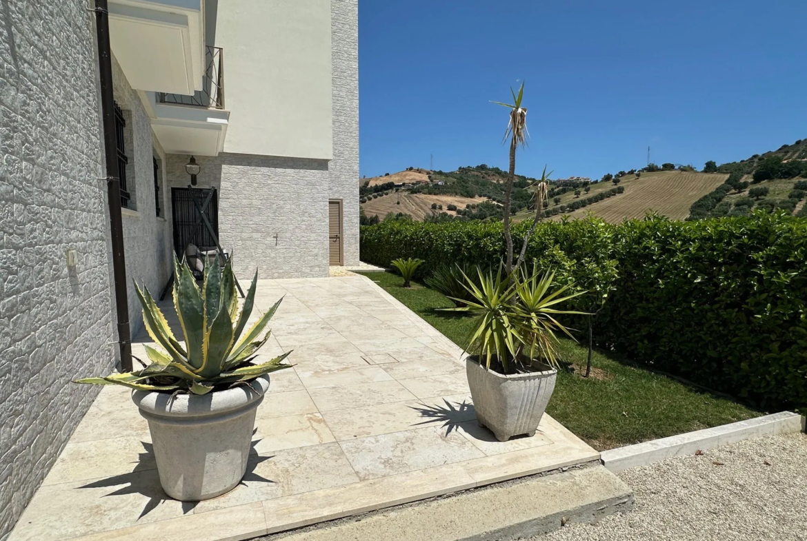 Luxury 5 Bed Villa for Sale In Tortoreto Italy