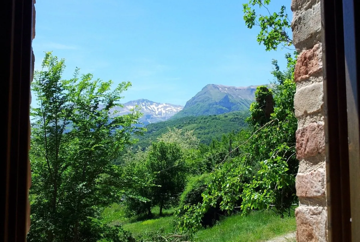 Excellent 6 Bed Stone Villa & Cottage for Sale In Amandola Italy