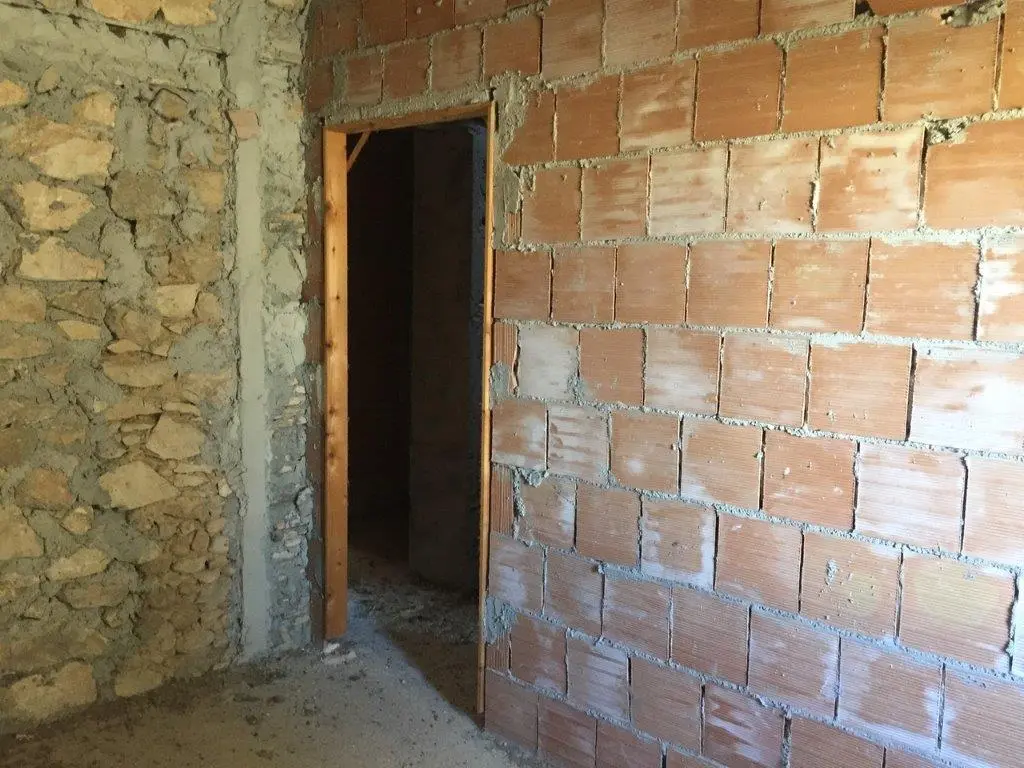 3 Bed Terraced house For Renovation For Sale In Vallespecara Italy