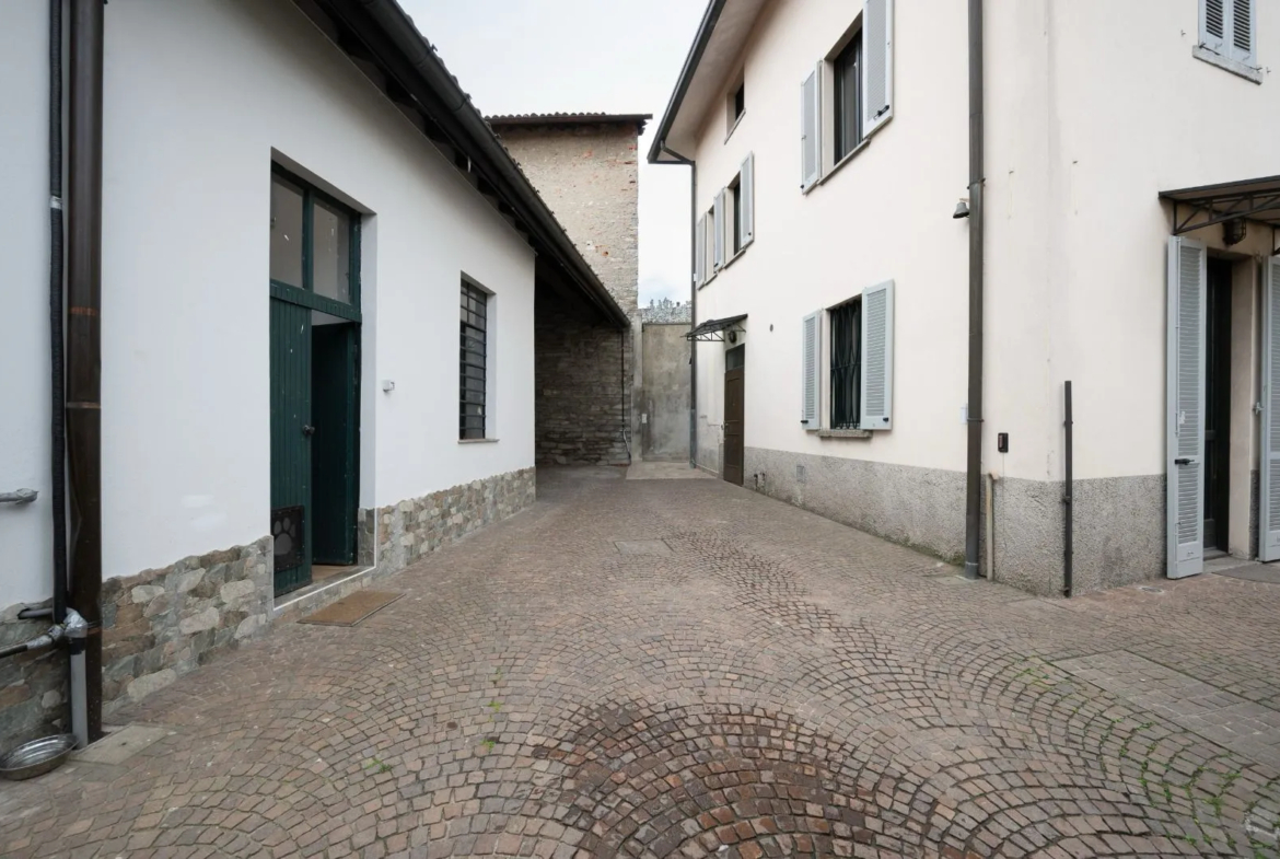 Excellent 4 Bed House for Sale In Fino Mornasco Lake Como Italy