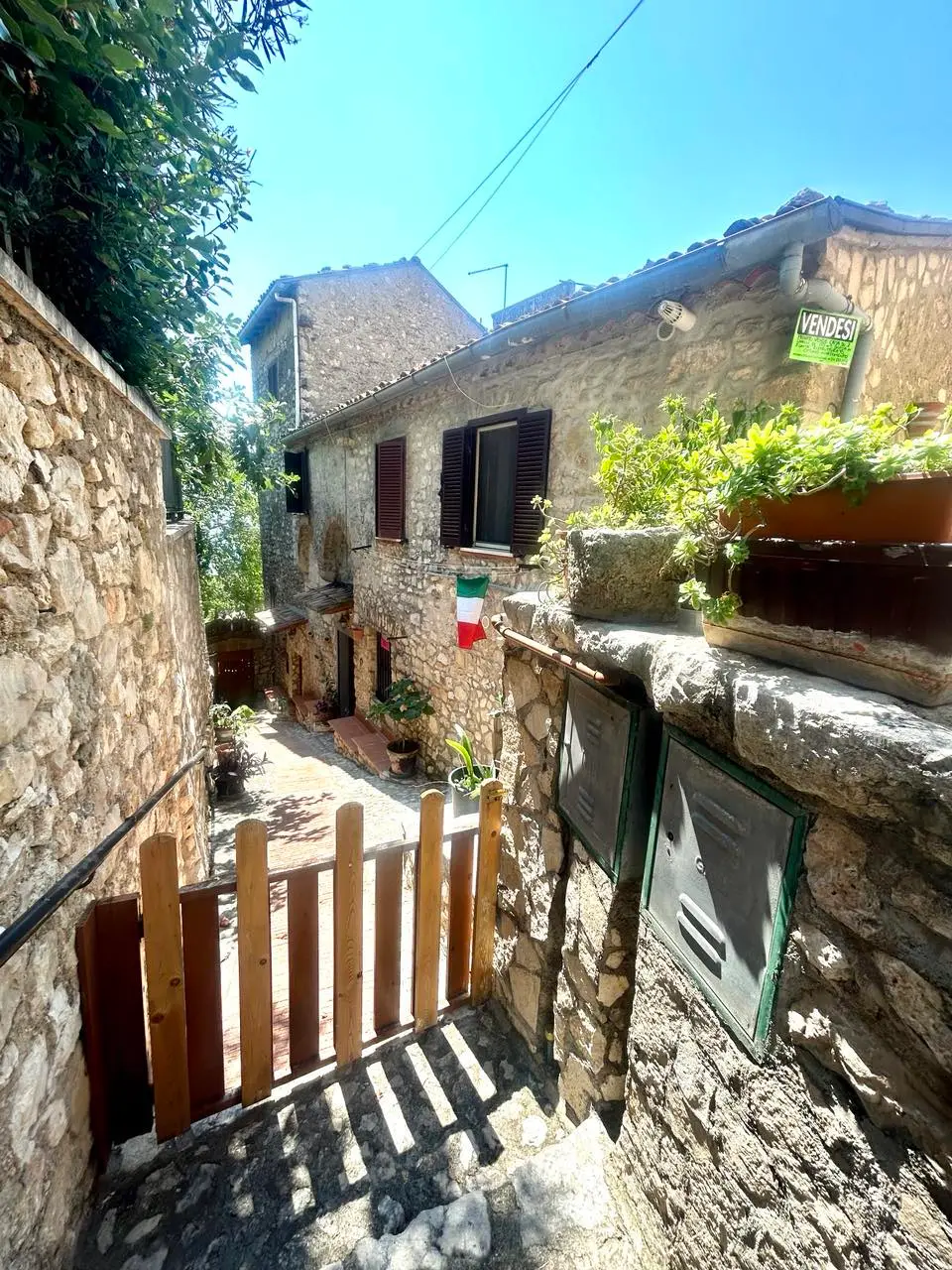 House Containing 2 Apartments for sale in Veroli Lazio Italy