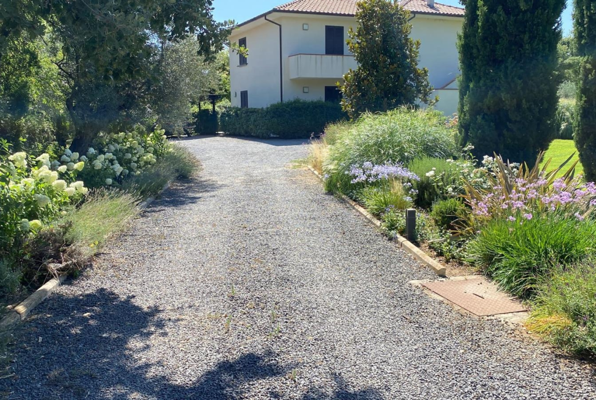 Luxury 6 Bed Villa For Sale in San Lorenzo Nuovo Italy